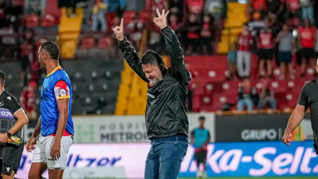 El gesto de Jafet soto a la afición de Alajuelense.