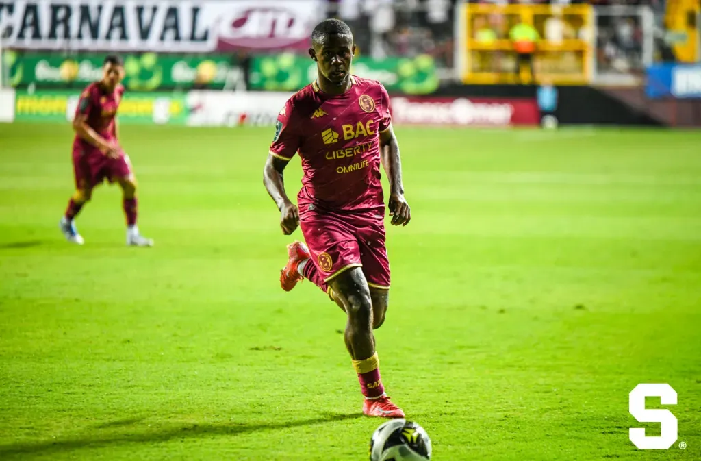 Gustavo Herrera anhela hacerla justicia al pesado dorsal ‘9’ que luce en su espalda. (Foto: Saprissa)