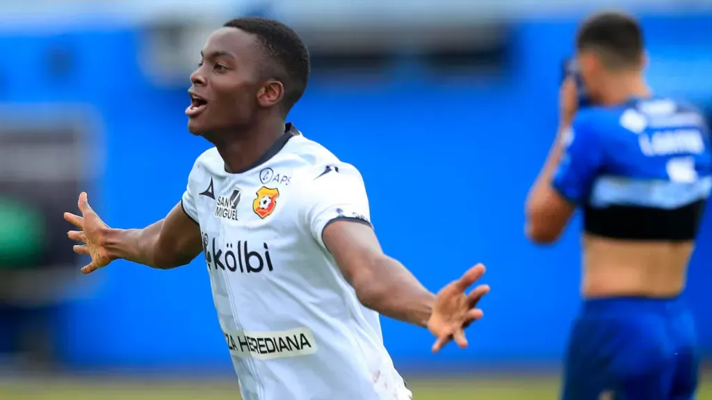 Marcos Escoe, festejando uno de los goles que convirtió con Herediano. (Foto: Rafael Pacheco Granados)