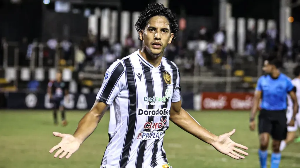 Renzo Carballo, delantero del Diriangén (Diriangén FC).