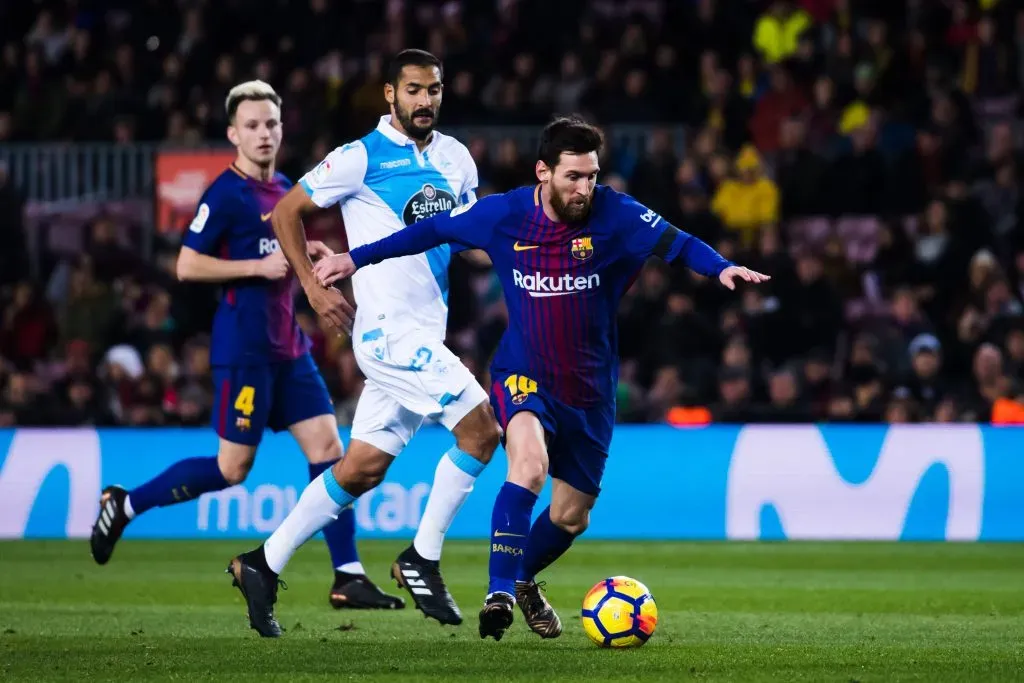 Celso Borges siguiendo de cerca a Leo Messi (Getty Images).