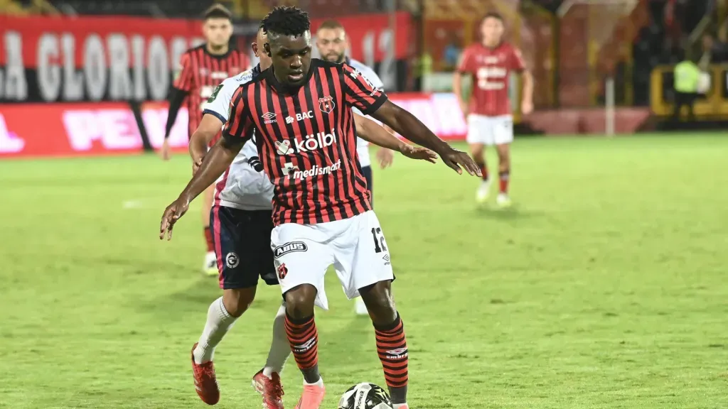 Joel Campbell, en acción contra Guadalupe. (Foto: Albert Marín / La Teja)