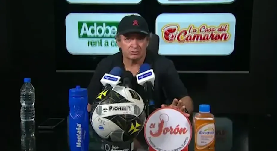 Machillo Ramírez reconoció a Adonis Pineda (X).