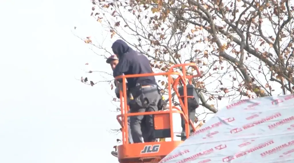 Heiner Mora trabaja en construcción (Diario Extra).