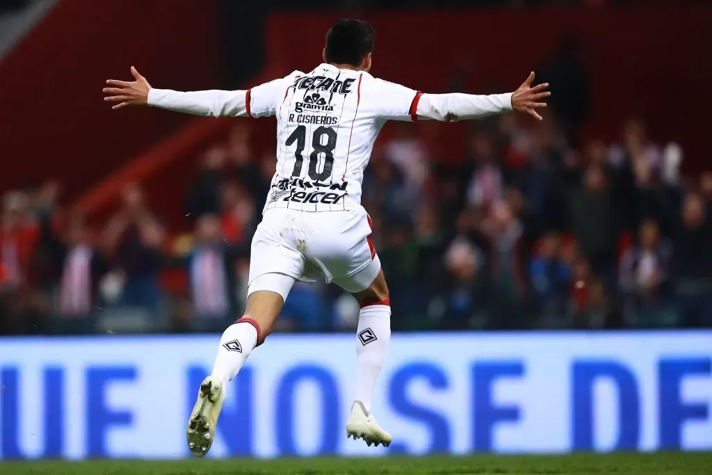 Ronaldo Cisneros volvió a las canchas marcando ante Toluca (Getty Images).