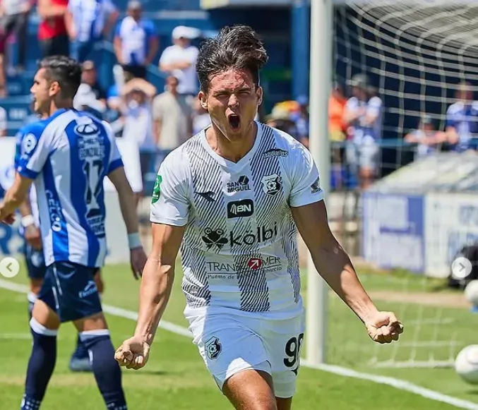 El delantero de 32 años se iría del Team.