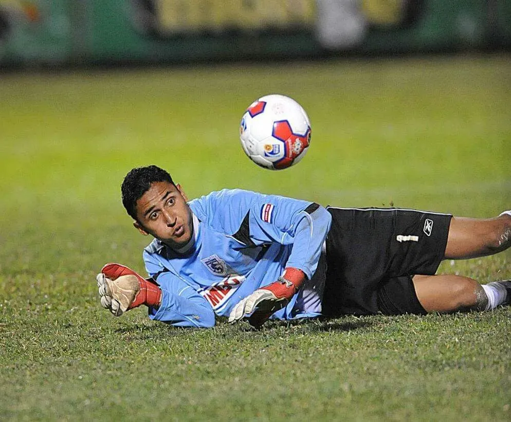 Keylor Navas detiene un remate en la casa de Alajuelense (Pinterest).