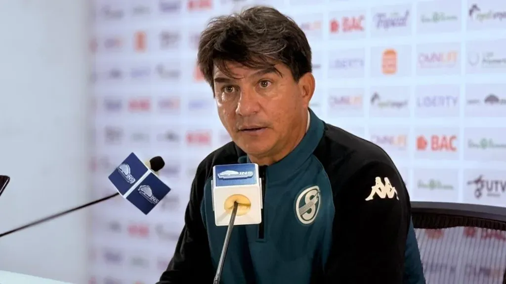 Vladimir Quesada da un golpe sobre la mesa. (Foto: La Nación)