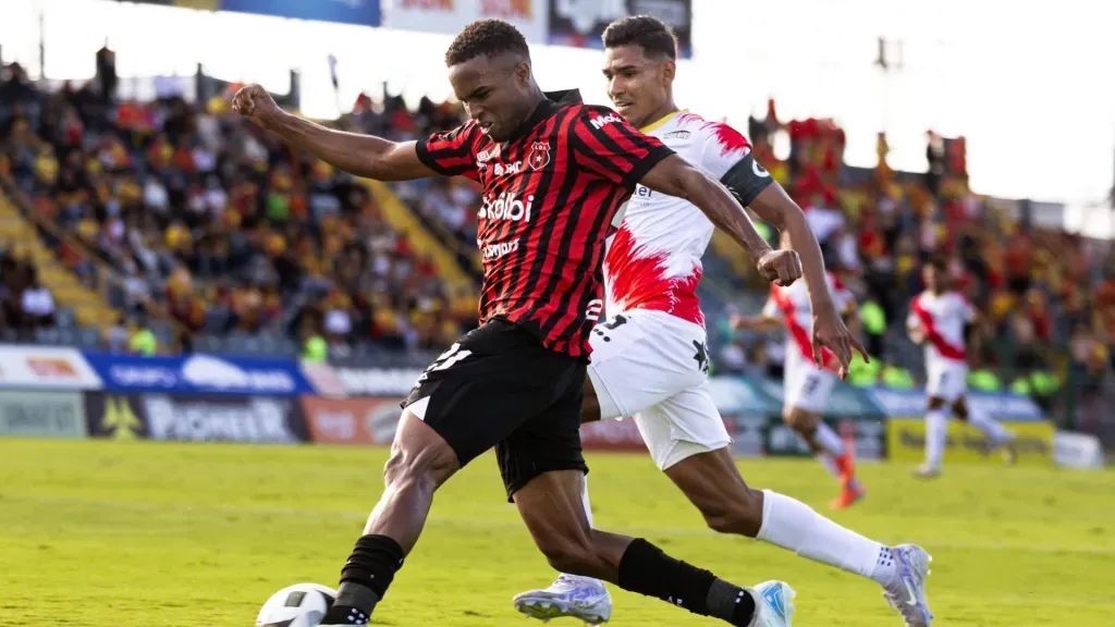 Kenyel Michel traslada la bola ante la pegajosa marca de Haxzel Quirós. (Foto: Unafut)
