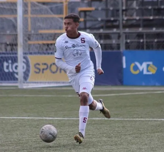 Kenan Myirie espera su oportunidad (Saprissa).