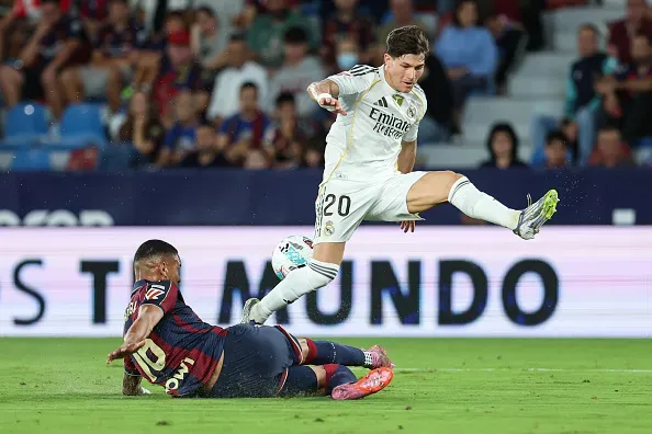 Kervin Arriaga en cruce con Fran García. (Foto: Getty Images)