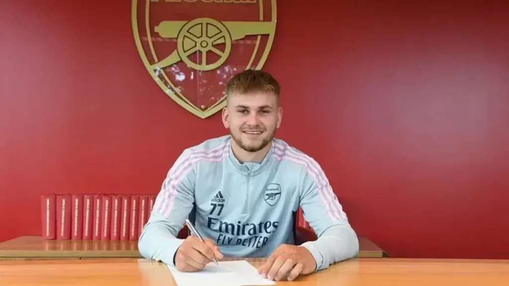 En 2022, Billy había firmado contrato profesional con los Gunners.