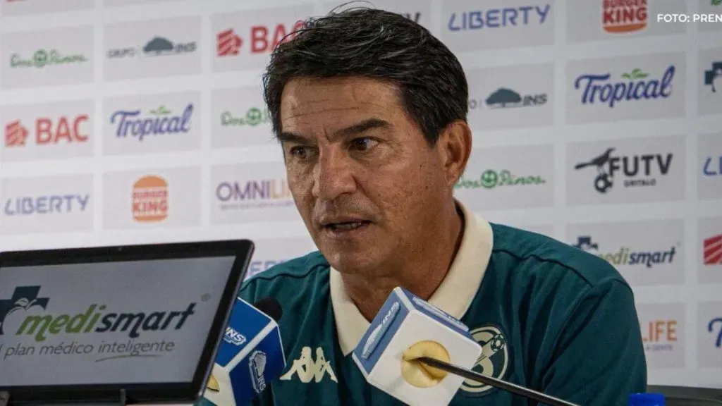 Vladimir Quesada celebra su última noticia. (Foto: Everardo Herrera)