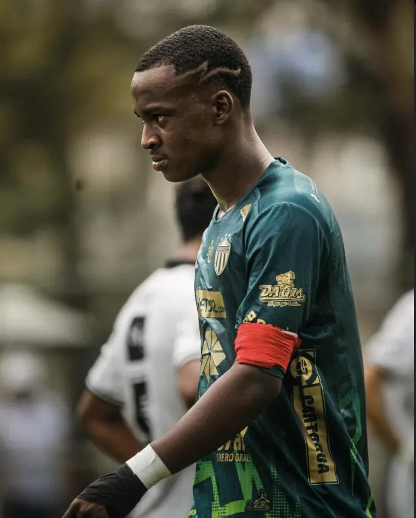 Marvin Ávila con la camisola de Antigua.