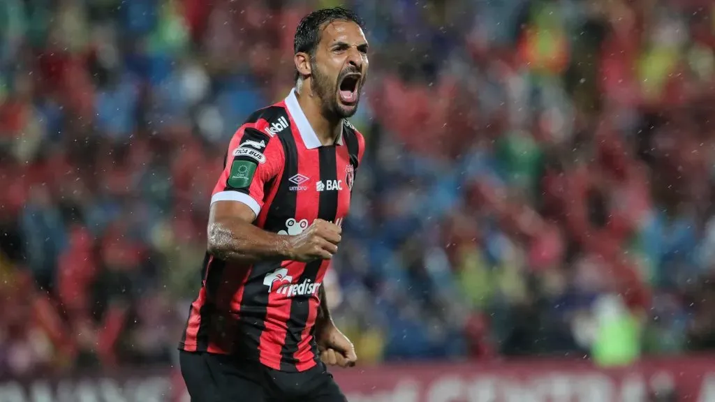 Celso Borges podría estar en el banco ante Motagua. (Foto: LDA)