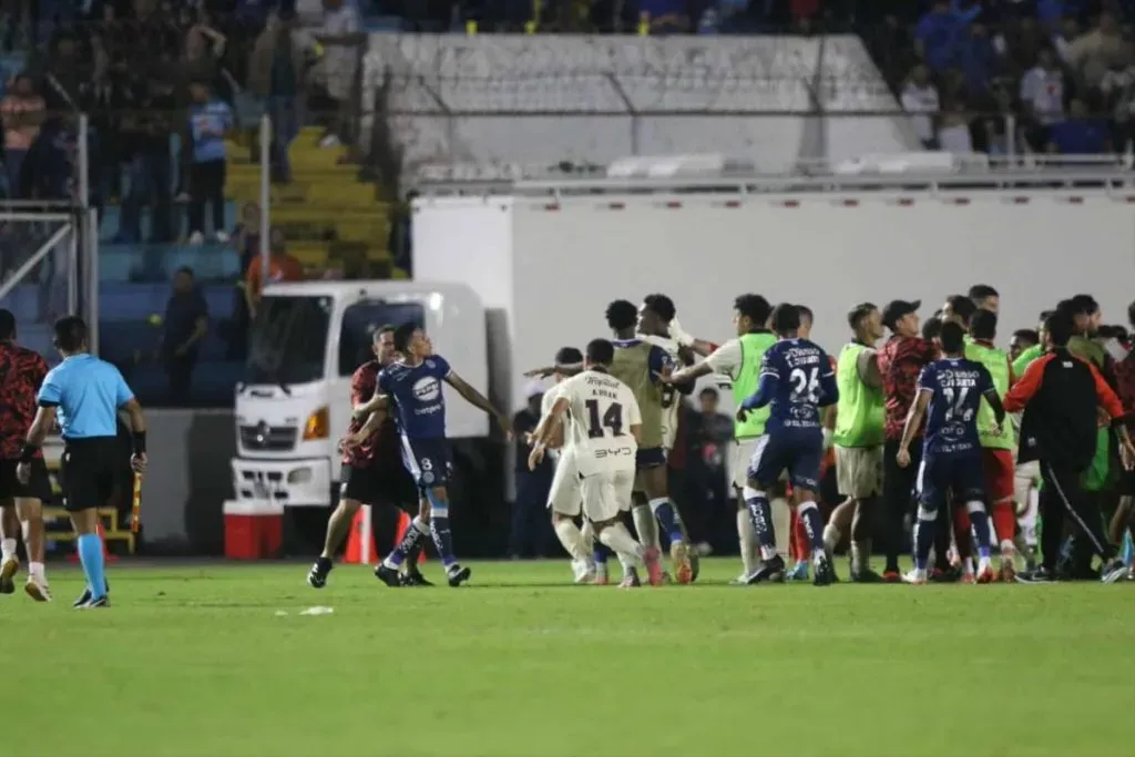Denis Meléndez uno de los jugadores de Motagua que más enojado estaba. Foto: La Prensa.