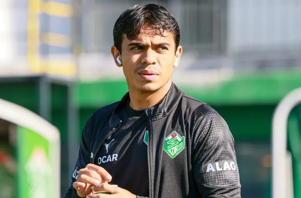 Aarón Suárez espera por su debut en Turquía.