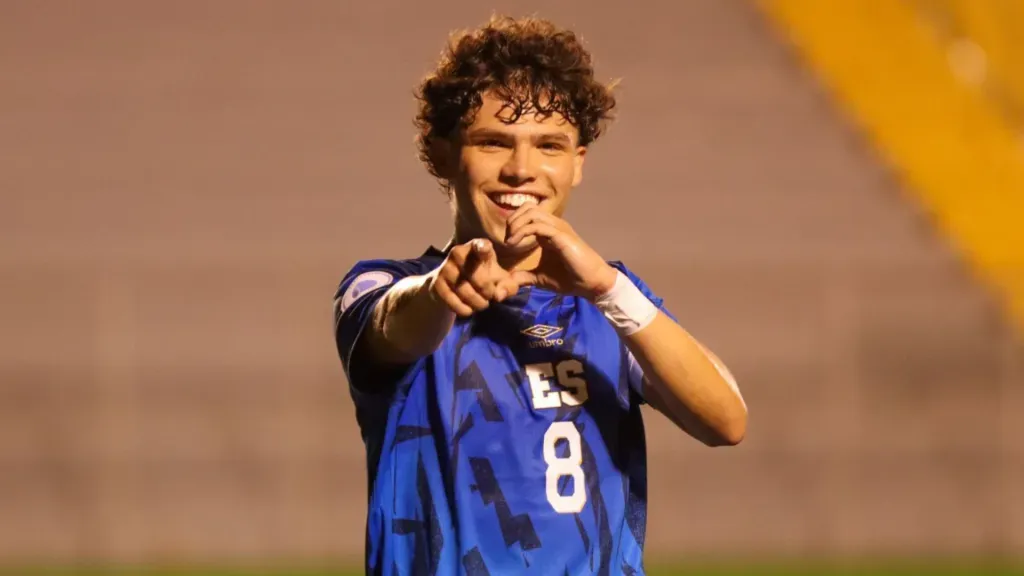 Rafael Inojosa, capitán de El Salvador Sub-17, celebrando el doblete que le hizo a Islas Caimán. (Foto: La Selecta)
