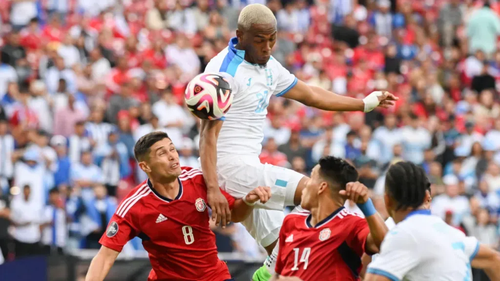 La última vez que se enfrentaron, Costa Rica venció 3-1 a Honduras en el repechaje de la Nations League. (Foto: AFP)