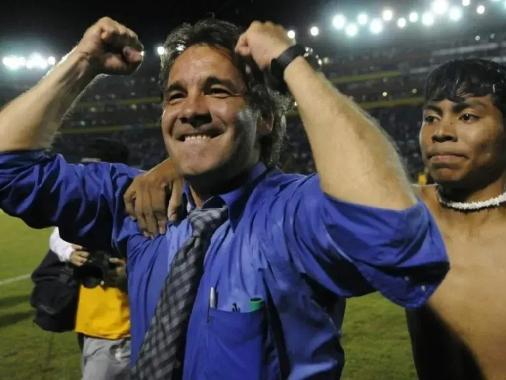 Carlos de los Cobos como DT de El Salvador.