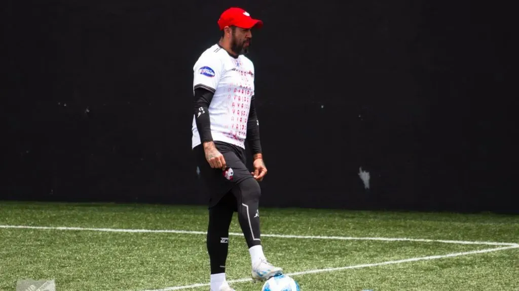 Steven Álvarez le ofreció su ayuda a Miguel Rodríguez. (Foto: FCRF)