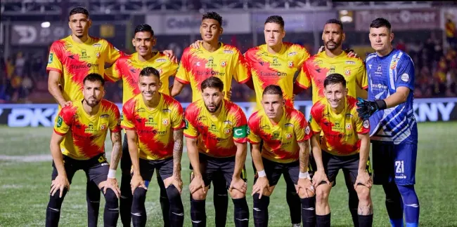 Keymar McLean, arriba de Elías Aguilar. (Foto: Prensa Herediano)