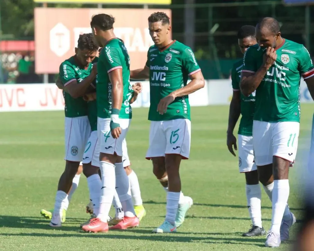 Los jugadores del Marathón no permitieron que Alexy Vega respondiera a Anangonó.