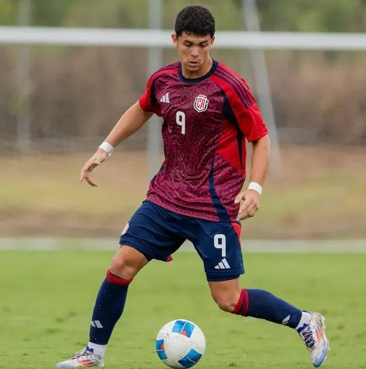 Esteban Cruz pasó varios clubes en los últimos meses (X).