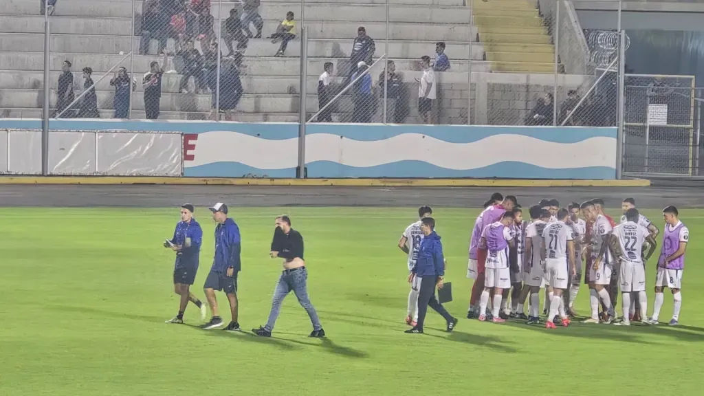 Andrés Carevic retó a sus jugadores dentro del campo. (Foto: La Nación)