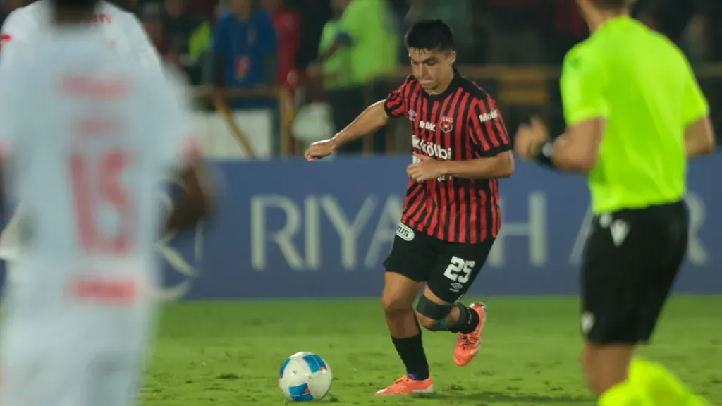Santiago Van der Putten en acción contra Olimpia. (Foto: José Cordero / La Teja)