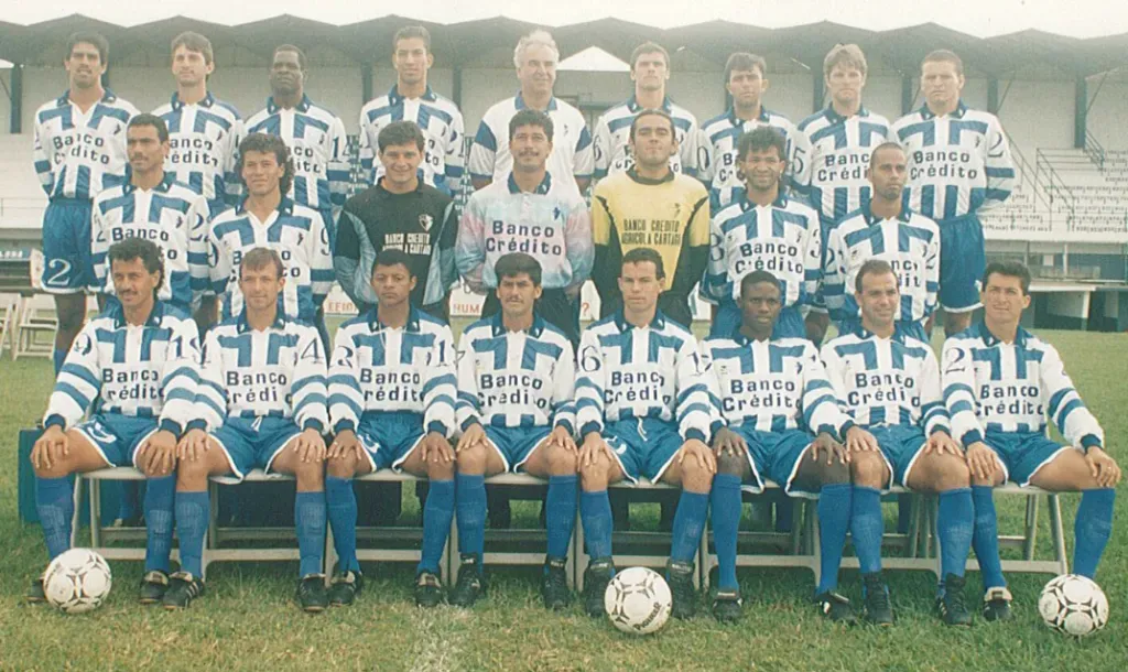 Francisco Acuña es el segundo desde la izquierda en la fila del medio (La Teja).