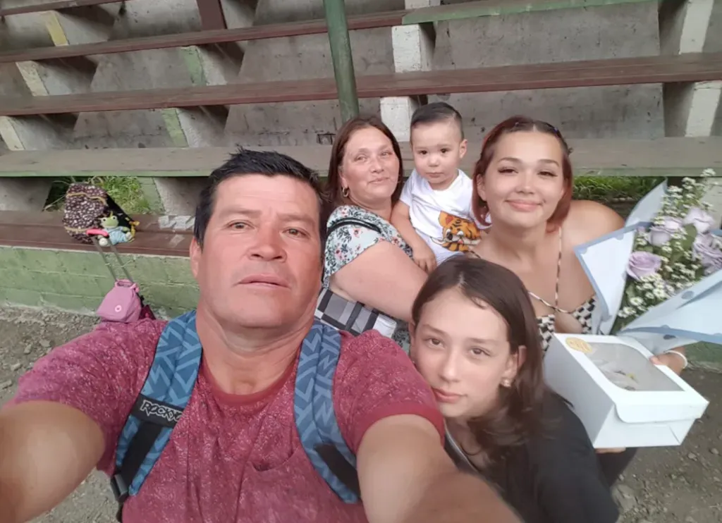 Así luce Francisco Acuña (y su familia) al día de hoy (La Teja).