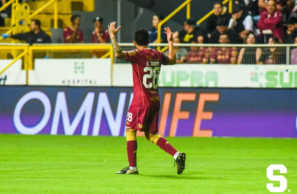 Gerson Torres celebra el gol que le anotó a Herediano. (Foto: Saprissa)
