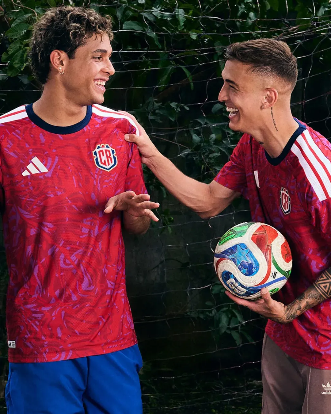 Andy Rojas y Kenneth Vargas presentaron la nueva camiseta de Costa Rica.