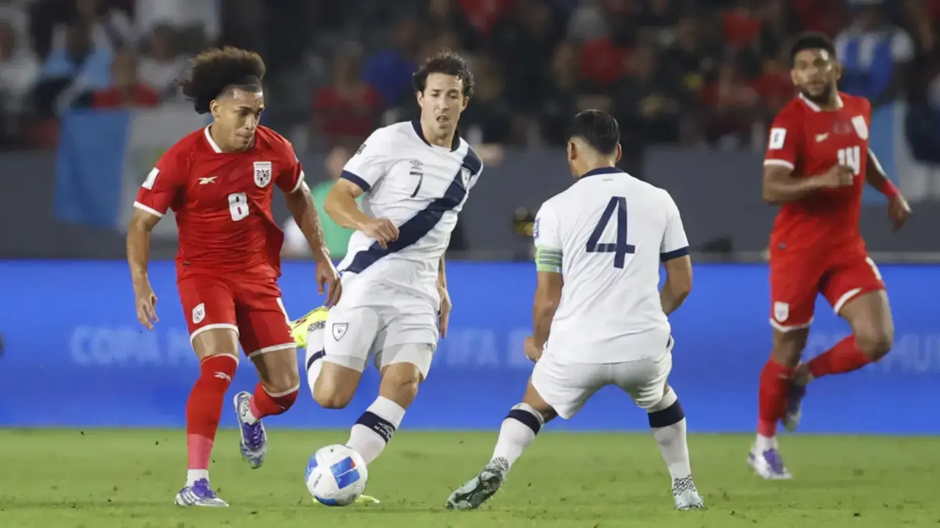 Carrasquilla traslada la pelota, rodeado por José Pinto y Aaron Herrera, en el empate 1-1 del pasado 8 de septiembre. (Foto: EFE)