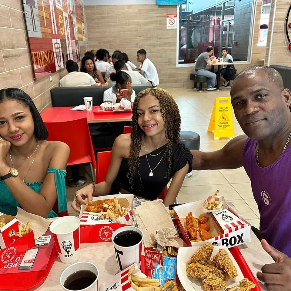 Rayner Robinson ha vuelto a disfrutar de su familia (Facebook).