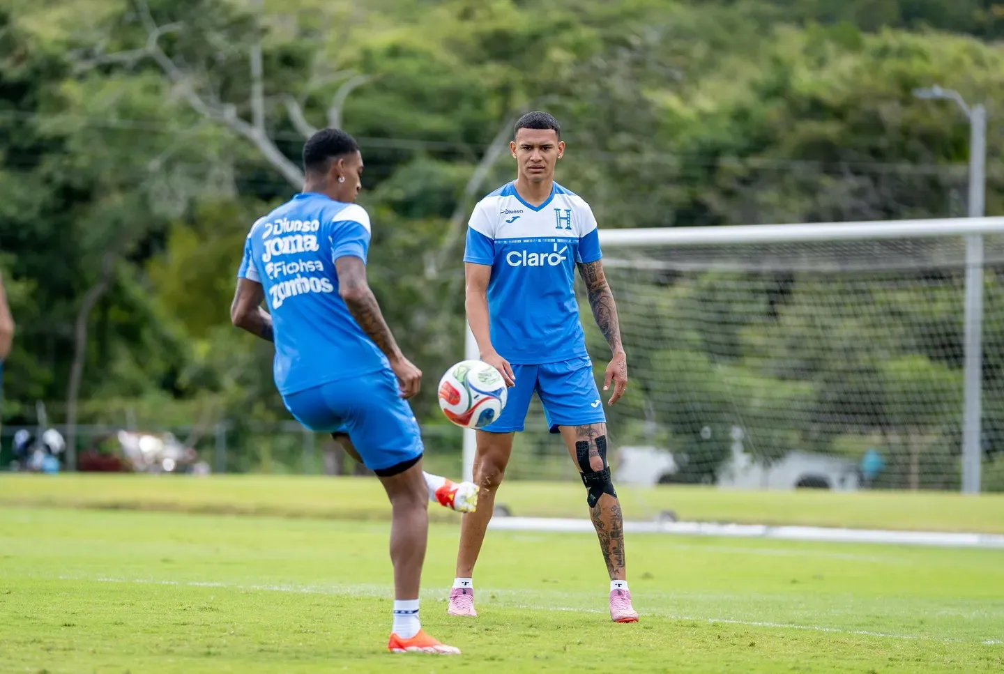 La selección de Honduras ya ha entrenado con el Trionada. Foto: FFH