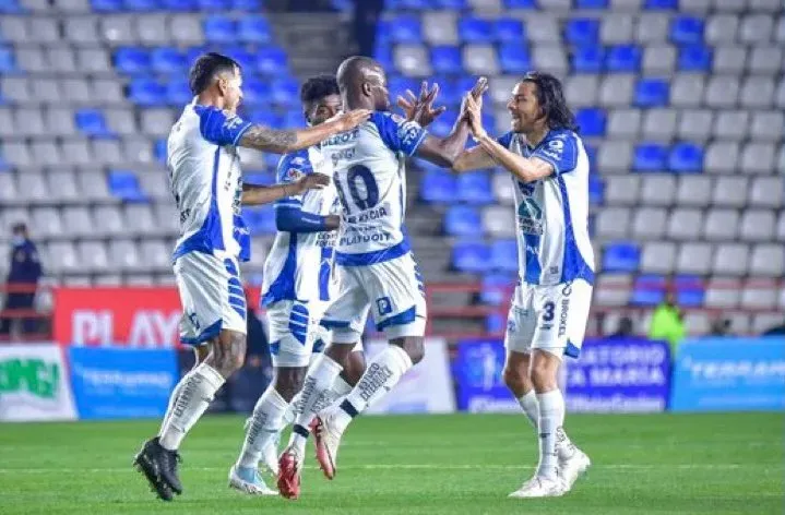 Pachuca despachó a los universitarios (X).