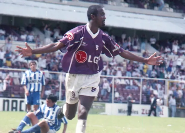 El mito que rodea a Kervin Lacey no es del todo cierto (La Nación).