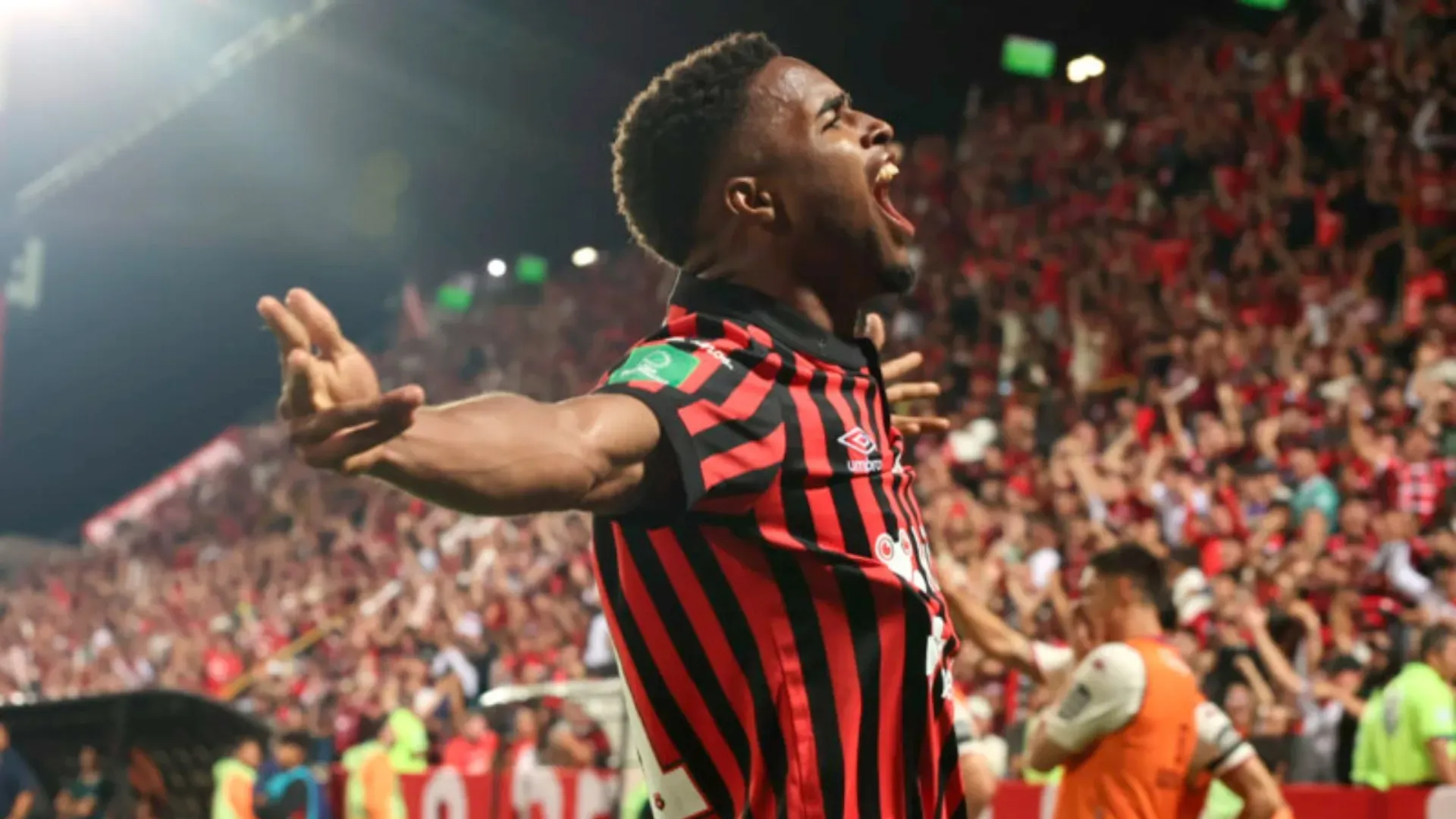 Kenyel Michel recibe un mensaje desde EEUU. (Foto: Diario Extra)