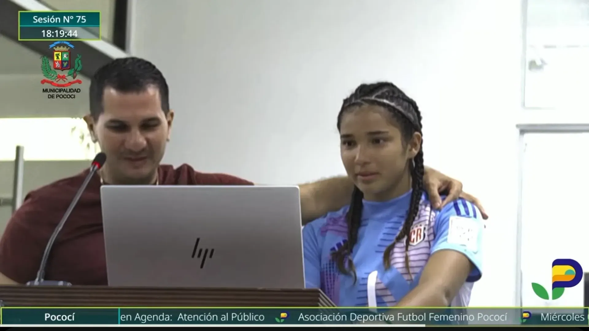 Jimmy Núñez junto a la portera Valeria Fernández.