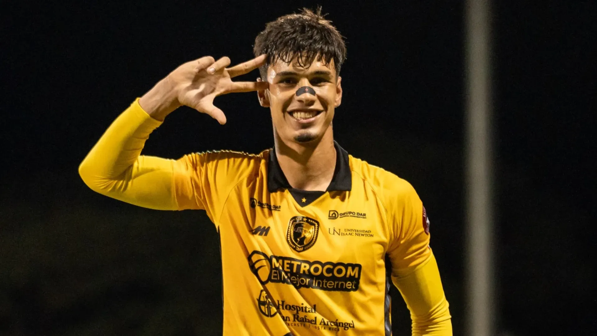 Fernando Lesme celebra el gol que le anotó a Alajuelense en la semifinal de ida. (Foto: Liberia)