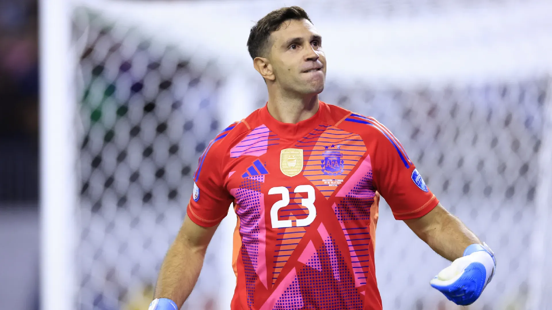 Dibu Martínez va por un nuevo galardón (Getty).