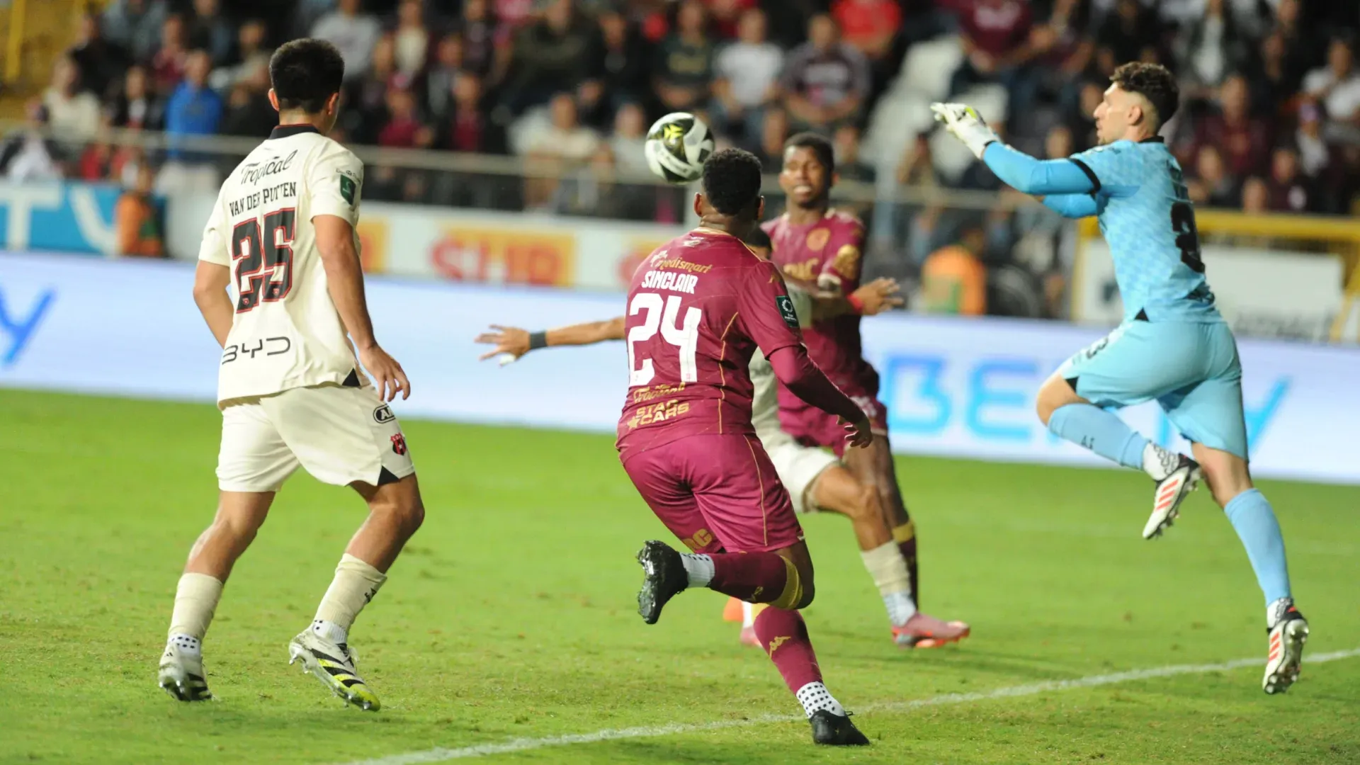 Alajuelense volvió a sentir lo que es ganar en La Cueva, pero Saprissa quiere revancha. (Foto: Jorge Navarro / La Teja)