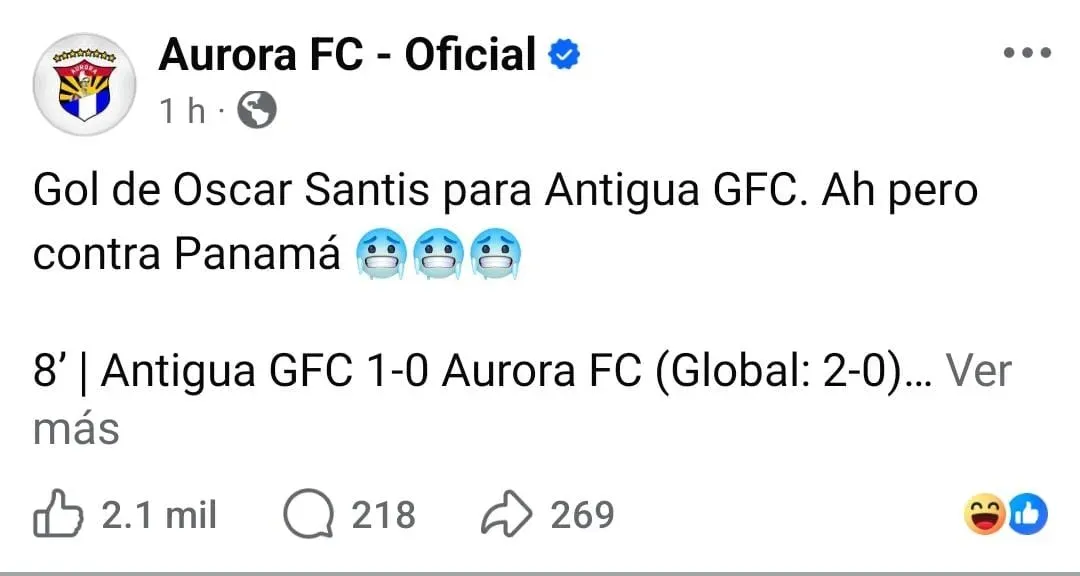 Óscar Santis recibe un duro dardo desde Aurora tras abrir el marcador de la vuelta en semifinales.