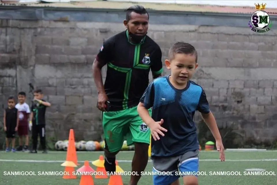 Yader Balladares trabaja en la Academia San Migool (Academia San Migool).