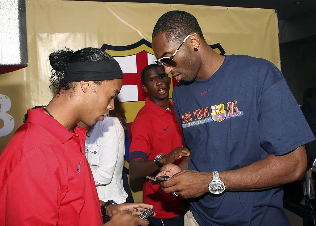 Kobe Bryant con Ronaldinho. Eto’o de fondo.