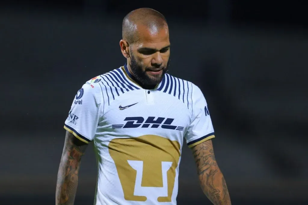 Dani Alves recibe duro golpe – Getty Images