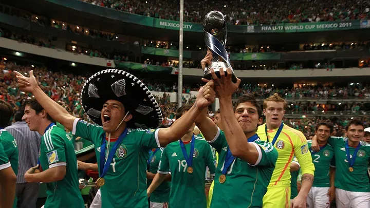Alfonso González con el trofeo de campeón del mundo sub-17 en el Estadio Azteca