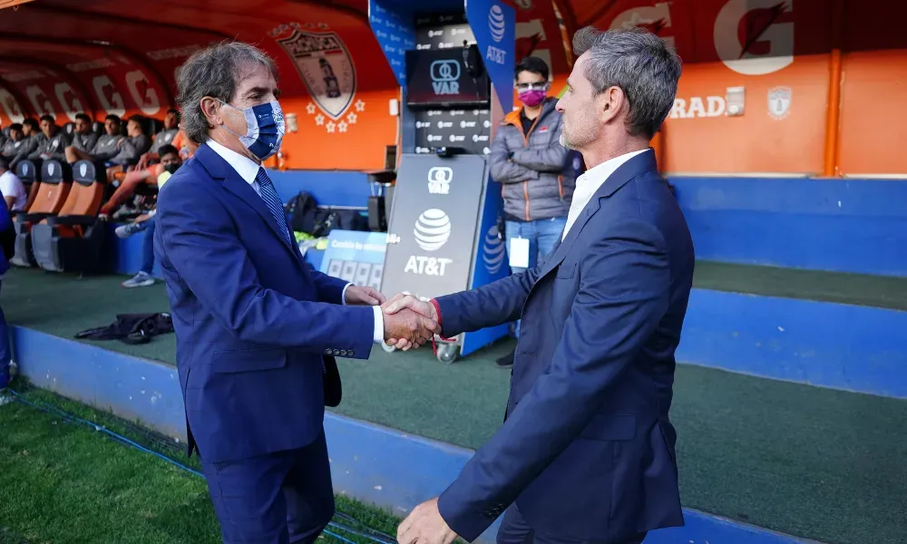 Guillermo Almada y Diego Cocca se vieron las caras en una de las recientes finales de la Liga MX